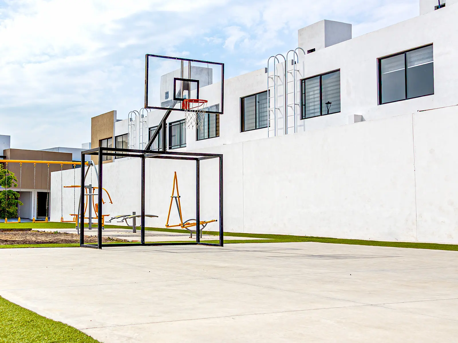 Cancha multiusos deportiva en el desarrollo inmobiliario Villa Diamante, Salamanca.