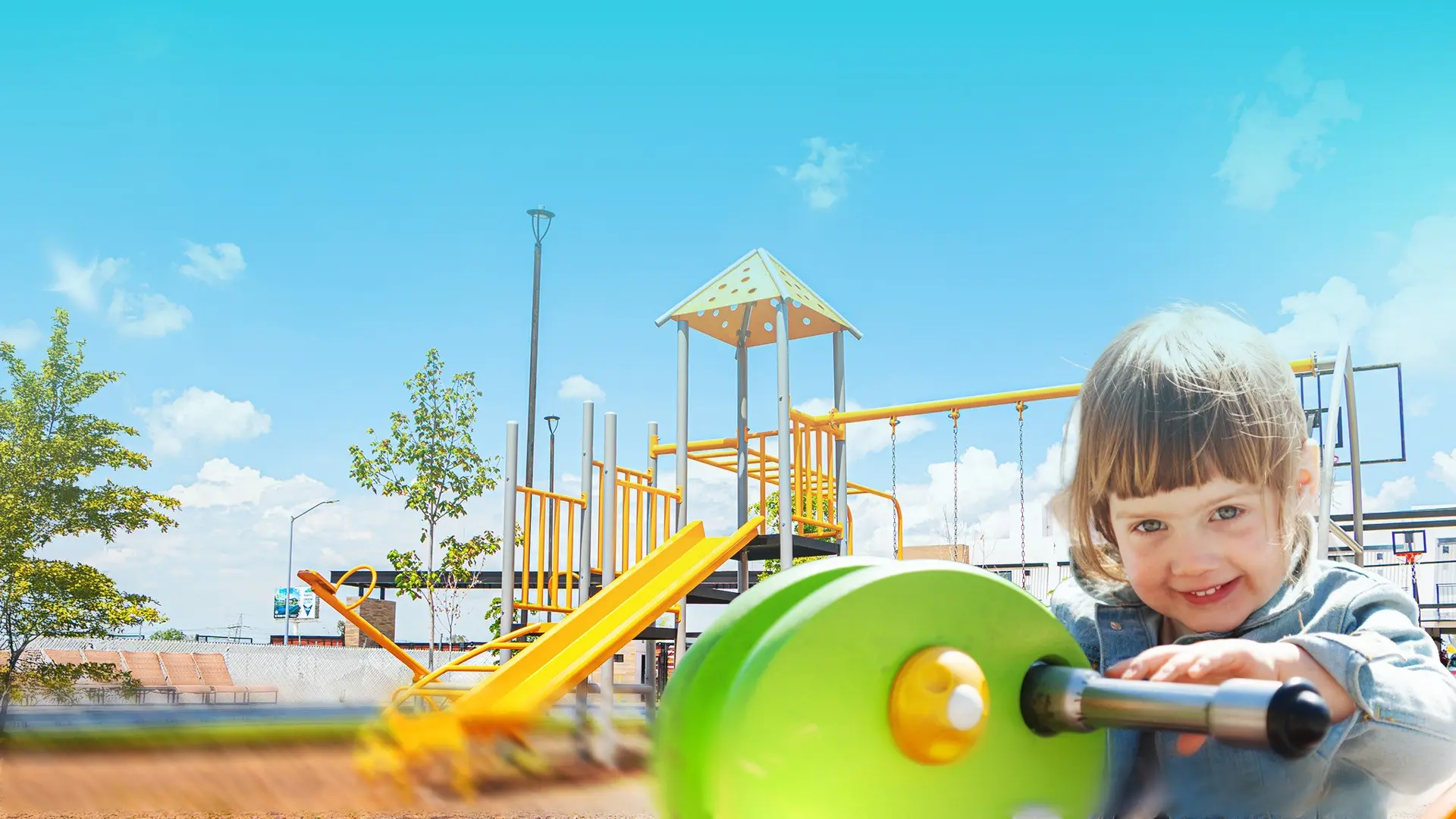 Niña disfrutando de los juegos infantiles y áreas verdes seguras en el fraccionamiento privado Villa Diamante, Salamanca.